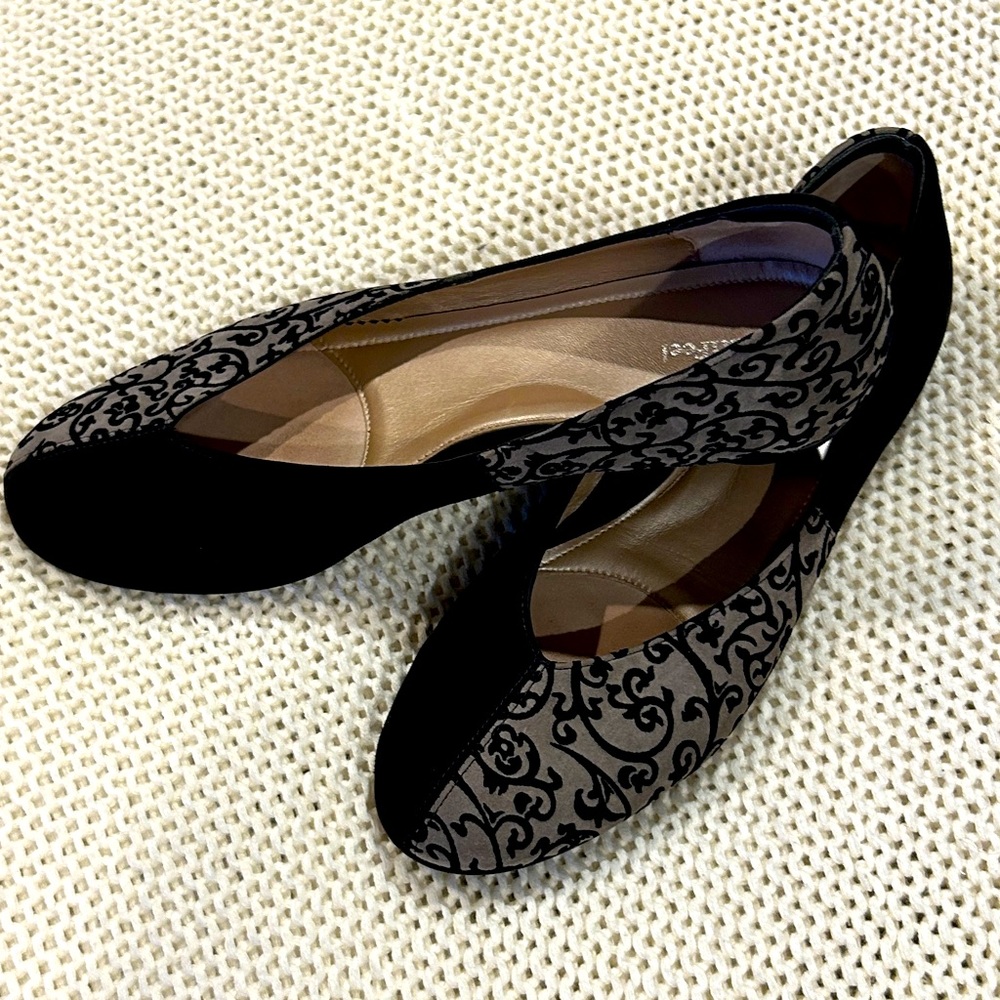 Beautiful two-toned flats. Black and gray